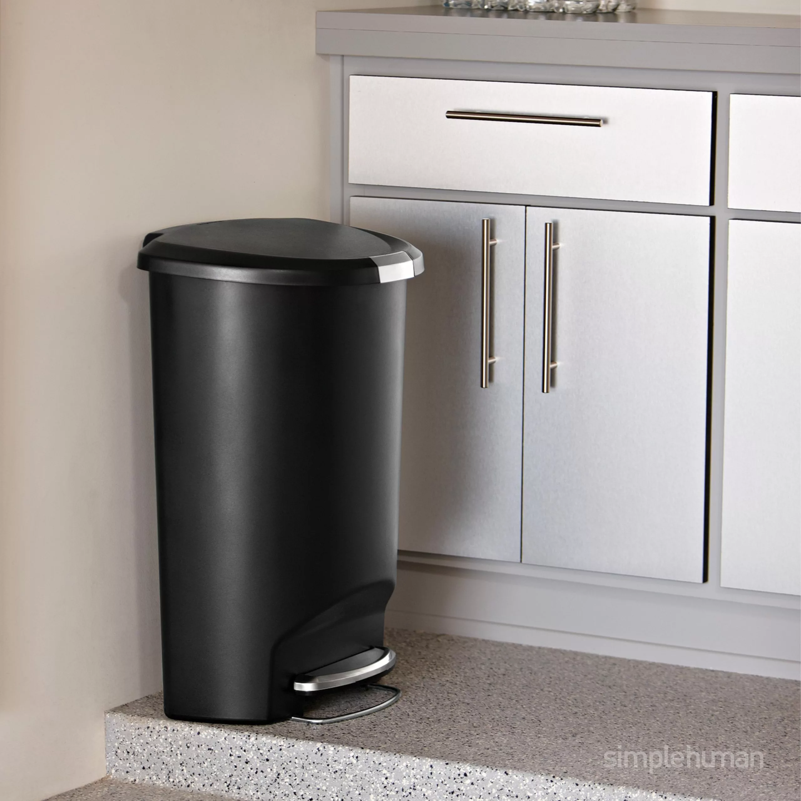 simplehuman Trash Cans 50-Liter Black Plastic Trash Can with Lid 8 simplehuman Trash Cans 50-Liter Black Plastic Trash Can with Lid - Image 6