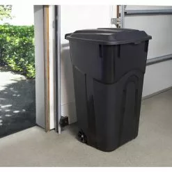 Blue Hawk Trash Cans 32-Gallon Black Plastic Wheeled Trash Can with Lid -Cleaning Supplies Shop 14934822