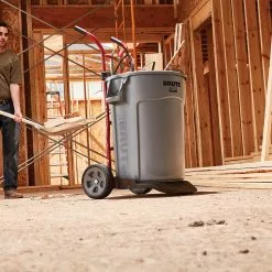 Rubbermaid Commercial Products Trash Cans Brute 44-Gallon Gray Plastic Trash Can with Lid -Cleaning Supplies Shop 16661928