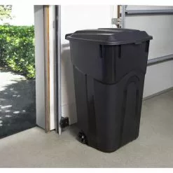 Project Source Trash Cans 45-Gallon Black Plastic Wheeled Trash Can with Lid -Cleaning Supplies Shop 42131143
